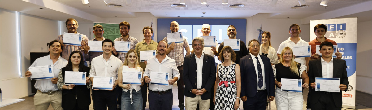 Graduados del Programa CEIDA con sus diplomas